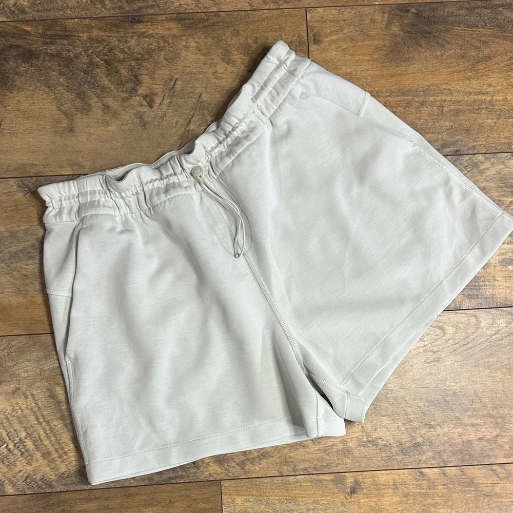 lululemon athletica Women’s Sofstreme High Rise 4” Shorts, Size 12, EUC